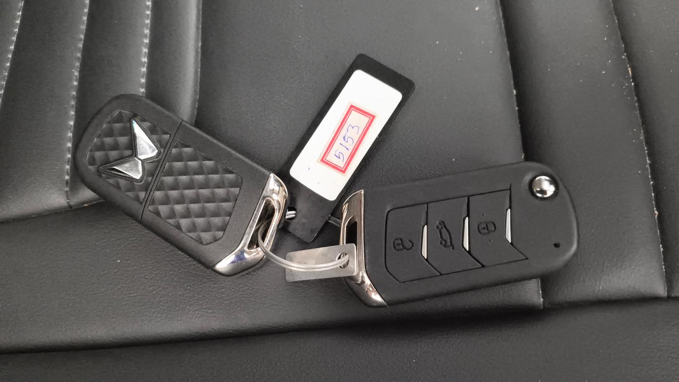 2025 Mahindra XUV 3XO AX5 1.2 L TCMPFi, Petrol, Manual, 7,039 km, Key Close Up