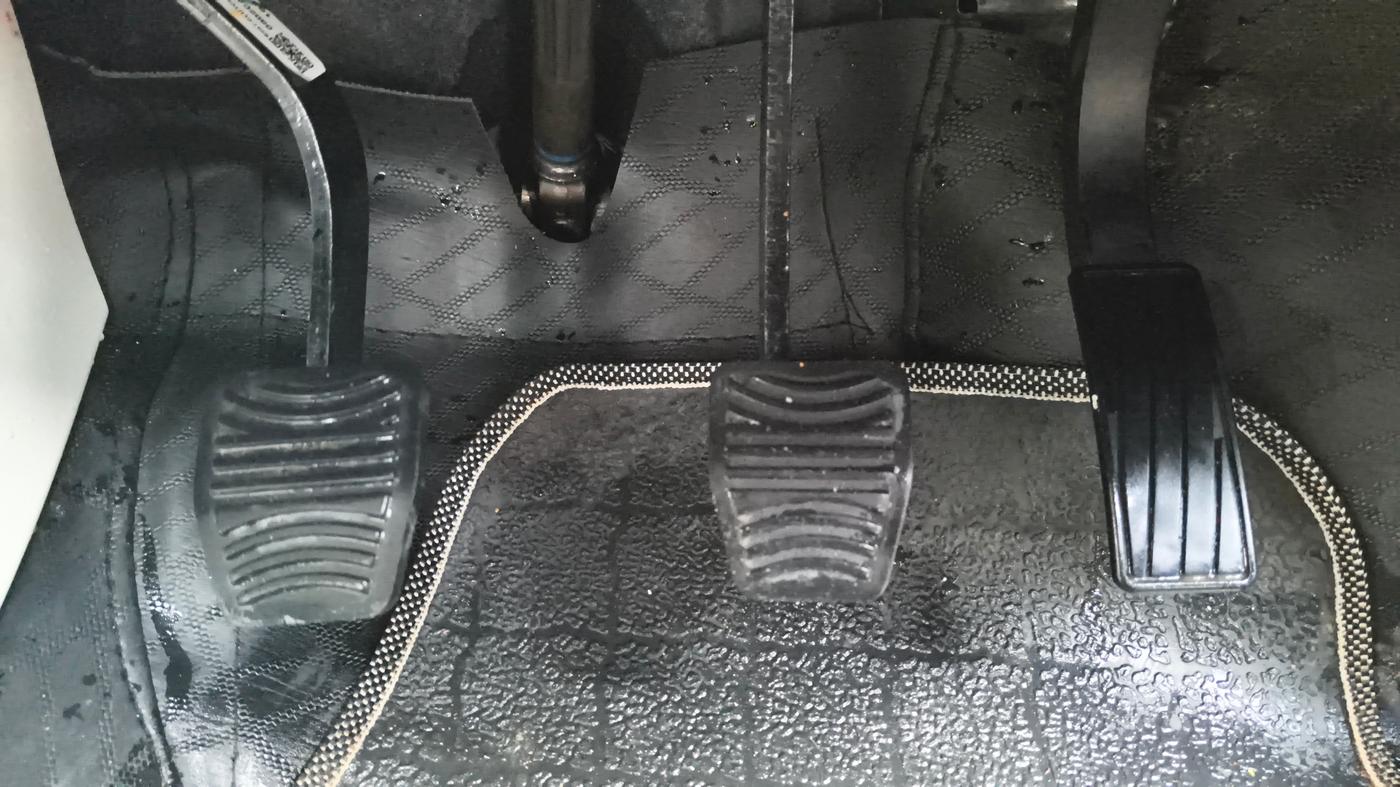 2025 Mahindra XUV 3XO AX5 1.2 L TCMPFi, Petrol, Manual, 7,039 km, Pedals