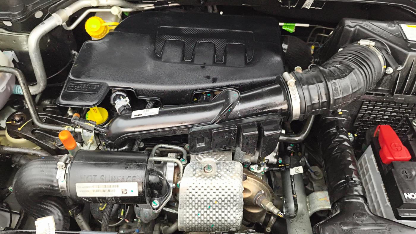2025 Mahindra XUV 3XO AX5 1.2 L TCMPFi, Petrol, Manual, 7,039 km, Engine View
