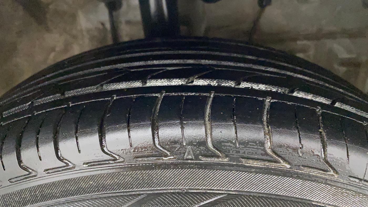 2011 Toyota Etios V, Petrol, Manual, 1,06,052 km, Right Front Tyre Tread