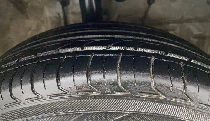 2011 Toyota Etios V, Petrol, Manual, 1,06,052 km, Right Front Tyre Tread