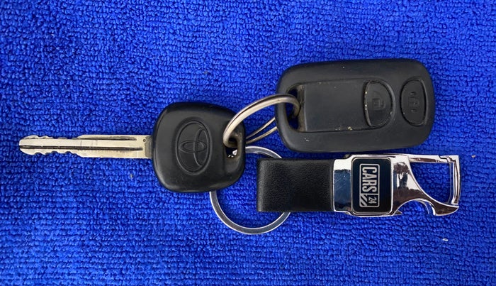 2011 Toyota Etios V, Petrol, Manual, 1,06,052 km, Key Close Up