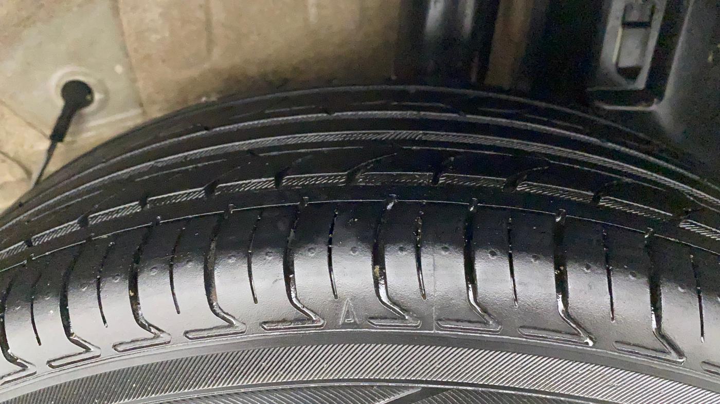 2011 Toyota Etios V, Petrol, Manual, 1,06,052 km, Left Rear Tyre Tread