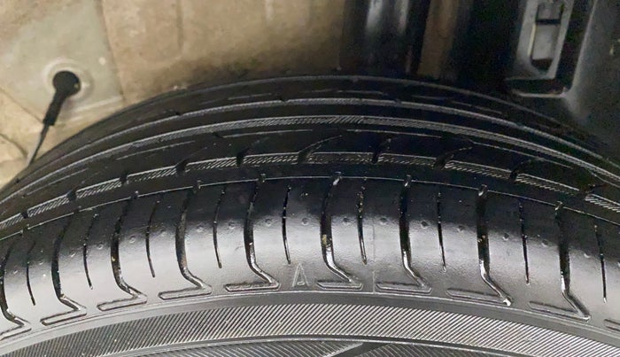 2011 Toyota Etios V, Petrol, Manual, 1,06,052 km, Left Rear Tyre Tread
