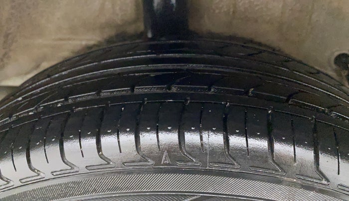2011 Toyota Etios V, Petrol, Manual, 1,06,052 km, Right Rear Tyre Tread