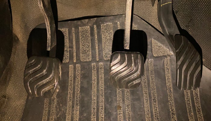 2022 Renault TRIBER RXL MT, Petrol, Manual, 51,342 km, Pedals