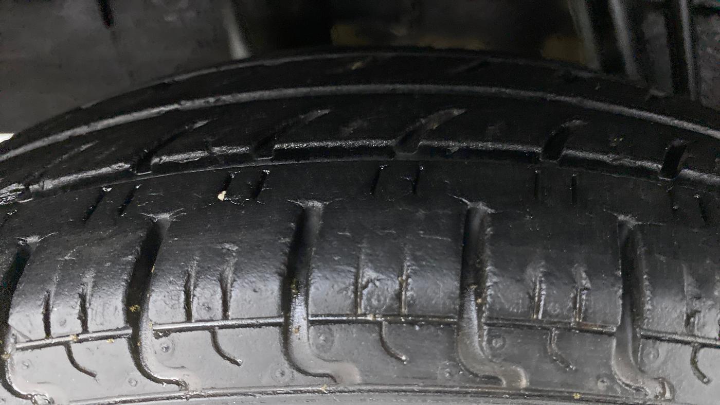 2016 Renault Kwid 1.0 RXT, Petrol, Manual, 37,902 km, Right Rear Tyre Tread