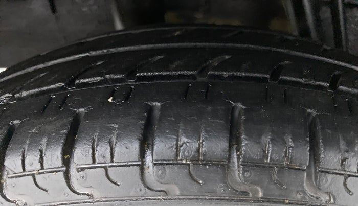 2016 Renault Kwid 1.0 RXT, Petrol, Manual, 37,902 km, Right Rear Tyre Tread