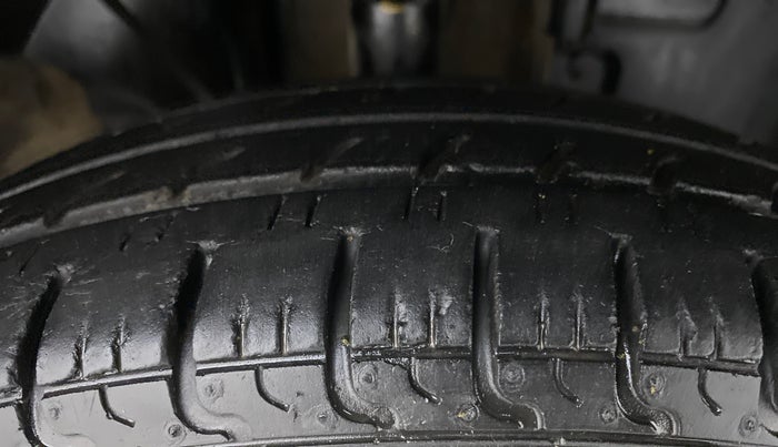 2016 Renault Kwid 1.0 RXT, Petrol, Manual, 37,902 km, Right Front Tyre Tread