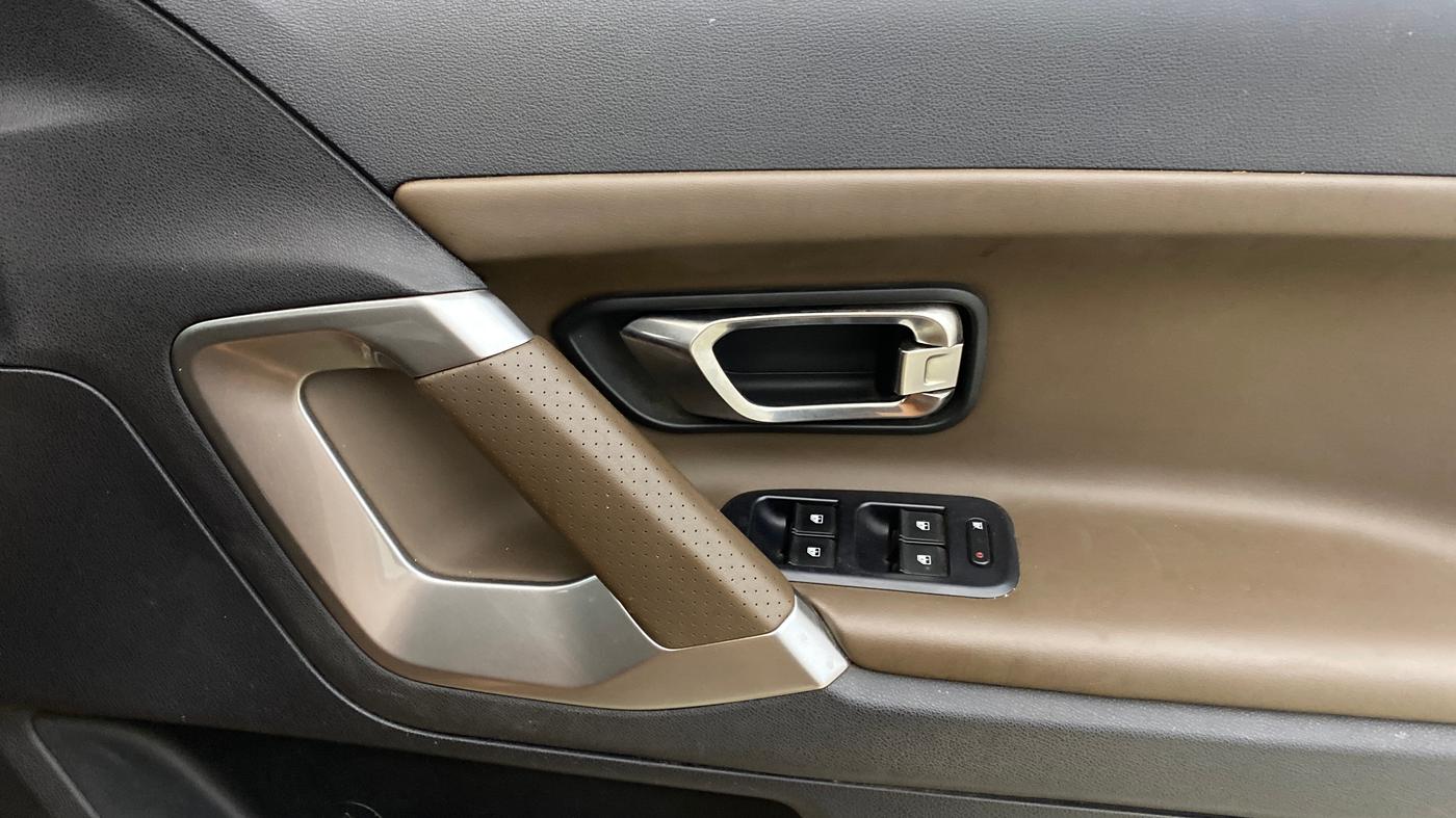 2019 Tata Harrier XZ 2.0L, Diesel, Manual, 1,14,262 km, Driver Side Door Panels Control