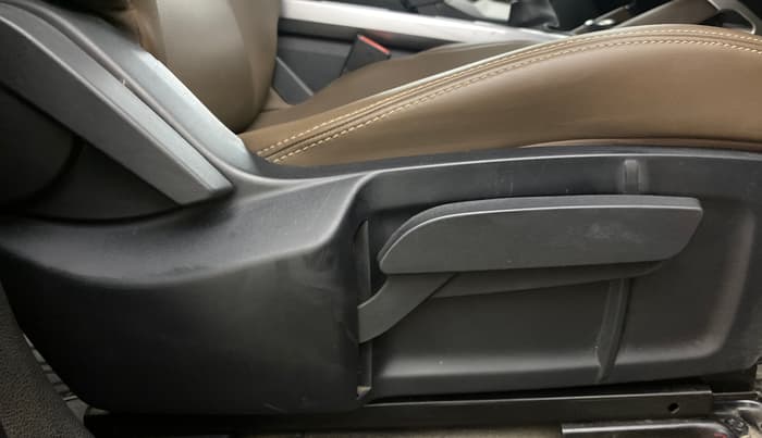 2019 Tata Harrier XZ 2.0L, Diesel, Manual, 1,14,262 km, Driver Side Adjustment Panel