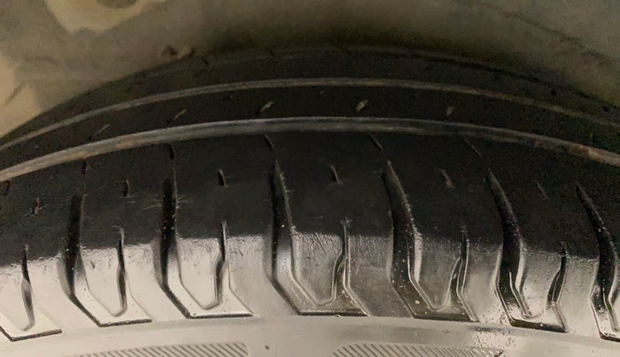 2013 Hyundai i10 MAGNA 1.2, Petrol, Manual, 92,969 km, Right Rear Tyre Tread
