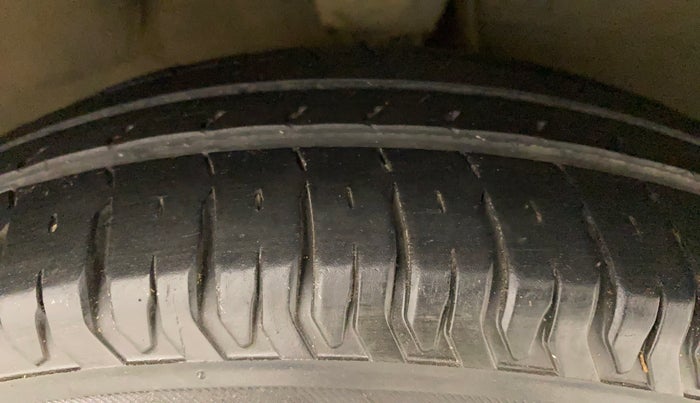 2013 Hyundai i10 MAGNA 1.2, Petrol, Manual, 92,969 km, Right Front Tyre Tread