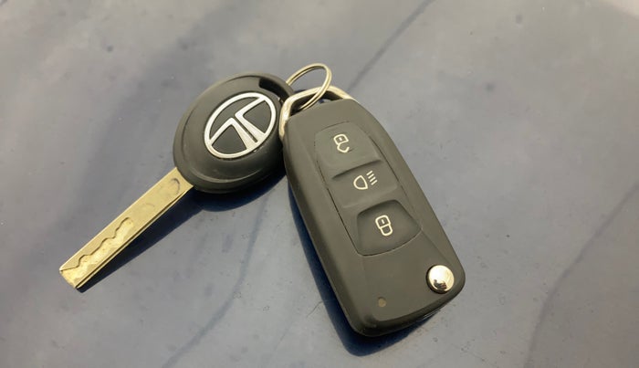 2023 Tata Tiago XT CNG, CNG, Manual, 55,917 km, Key Close Up