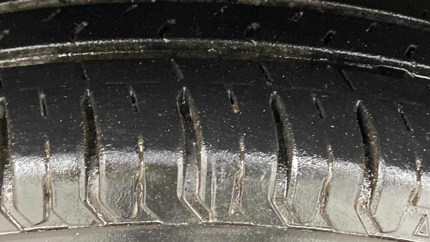 2017 Maruti Swift VXI, Petrol, Manual, 64,387 km, Left Front Tyre Tread