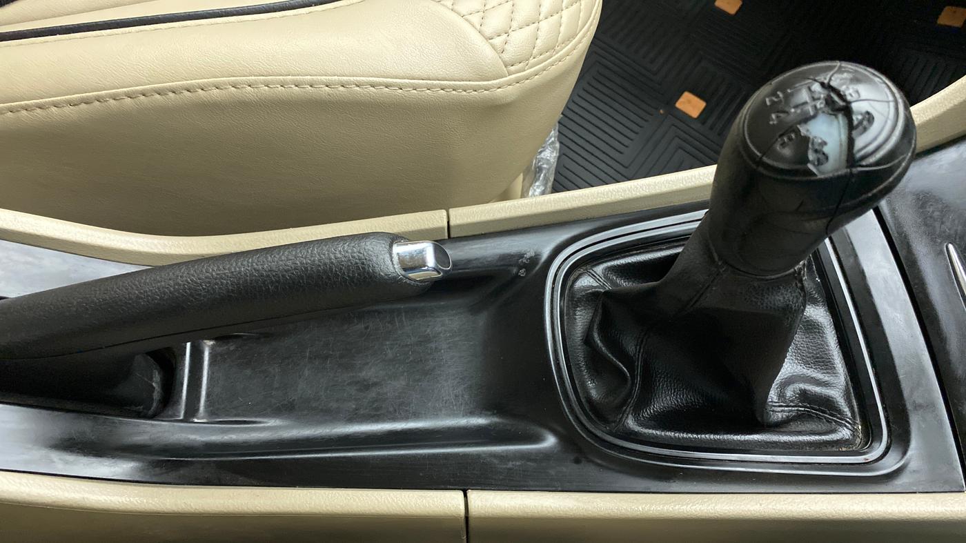 2017 Maruti Ciaz SIGMA 1.4 VVT, Petrol, Manual, 43,206 km, Gear Lever