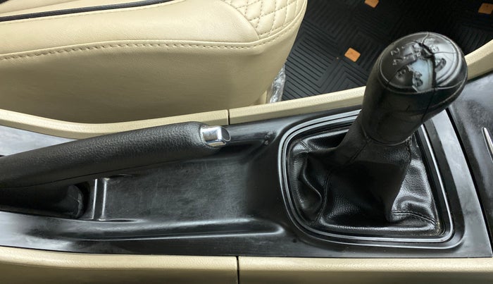 2017 Maruti Ciaz SIGMA 1.4 VVT, Petrol, Manual, 43,206 km, Gear Lever