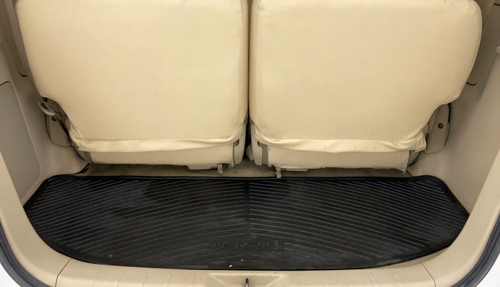 2008 Toyota Innova 2.5 G3 8 STR, Diesel, Manual, 2,70,705 km, Boot Inside View