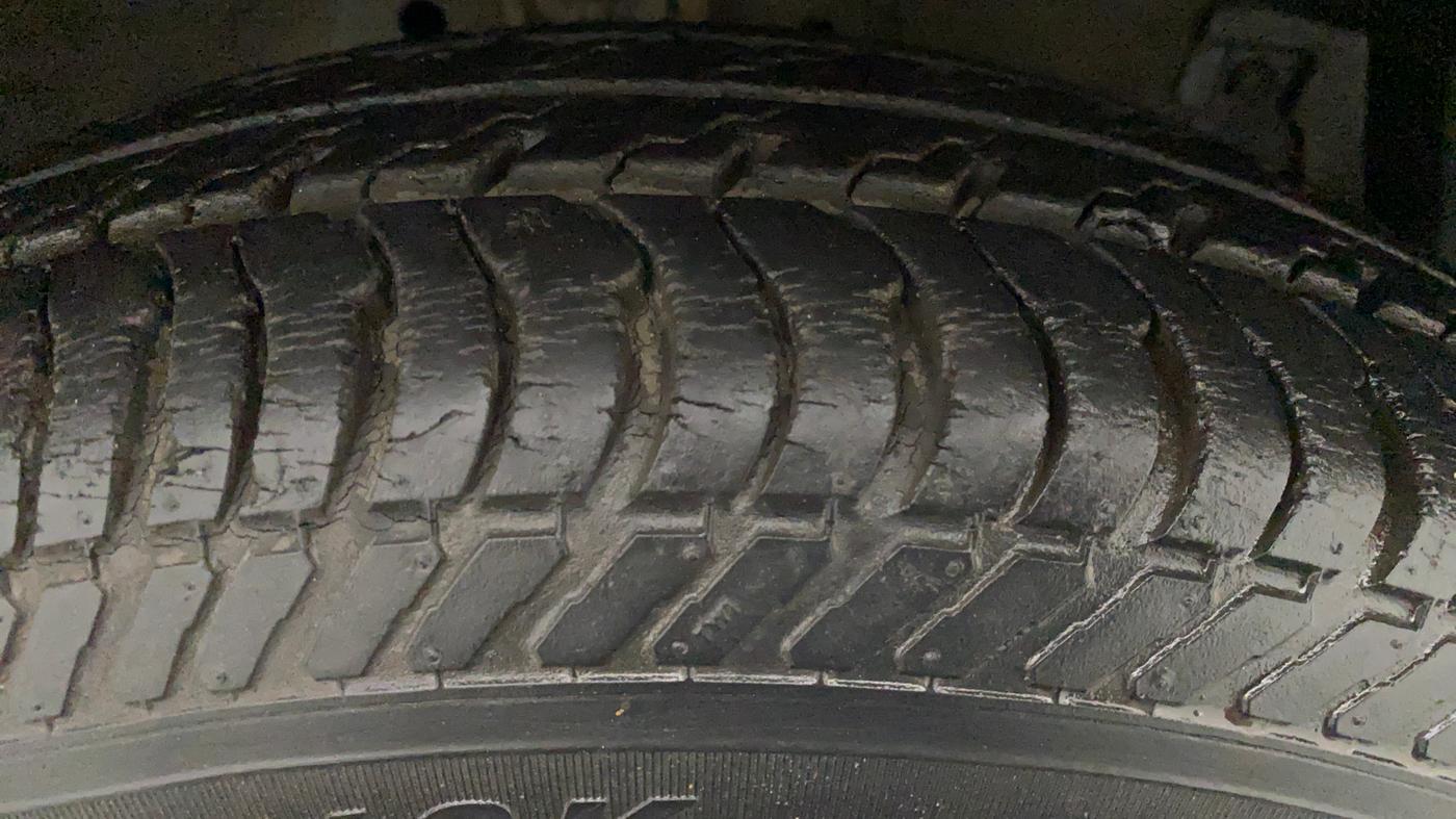 2015 Maruti Swift Dzire VXI, Petrol, Manual, 15,123 km, Left Front Tyre Tread