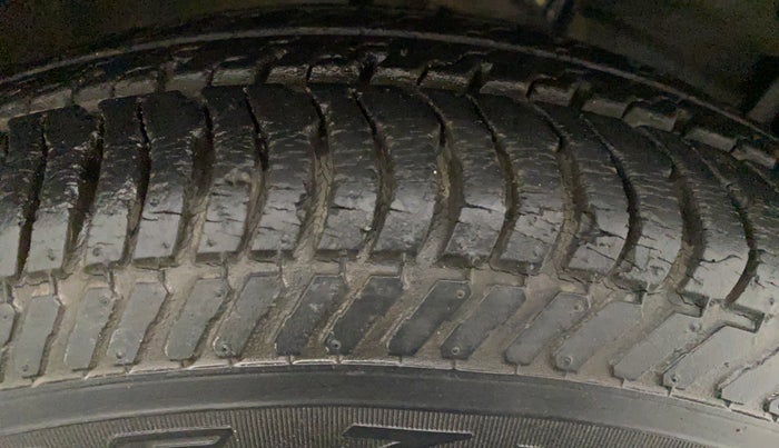 2015 Maruti Swift Dzire VXI, Petrol, Manual, 15,123 km, Right Rear Tyre Tread