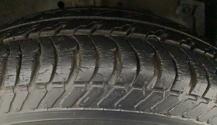 2015 Maruti Swift Dzire VXI, Petrol, Manual, 15,123 km, Right Front Tyre Tread