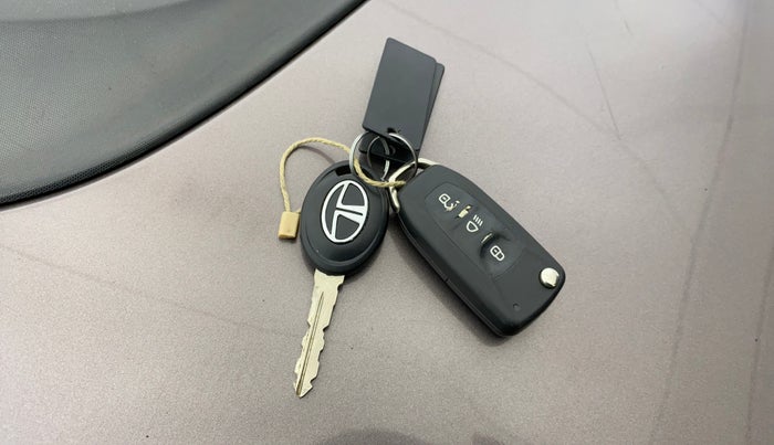 2017 Tata Tiago XZA PETROL, Petrol, Automatic, 1,15,171 km, Key Close Up