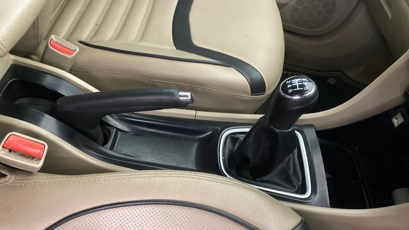 2016 Maruti Ciaz VXI+, Petrol, Manual, 65,938 km, Gear Lever