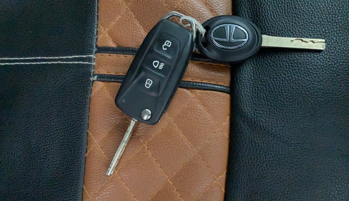 2019 Tata NEXON XM PETROL, Petrol, Manual, 34,640 km, Key Close Up