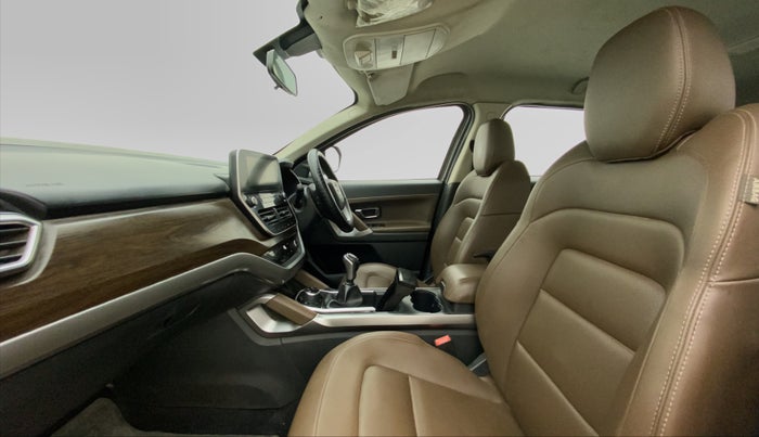 2019 Tata Harrier XZ 2.0L, Diesel, Manual, 74,205 km, Right Side Front Door Cabin
