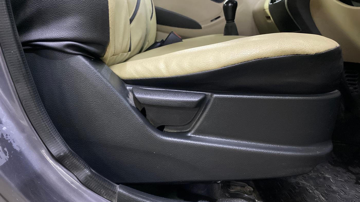 2016 Hyundai Eon ERA +, Petrol, Manual, 59,460 km, Driver Side Adjustment Panel