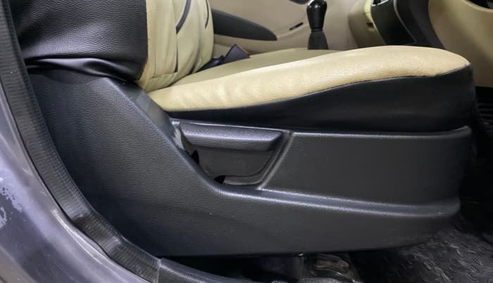 2016 Hyundai Eon ERA +, Petrol, Manual, 59,257 km, Driver Side Adjustment Panel