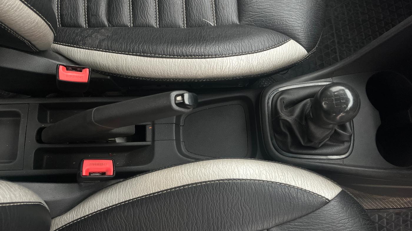 2019 Volkswagen Ameo TRENDLINE 1.5L, Diesel, Manual, 1,00,303 km, Gear Lever