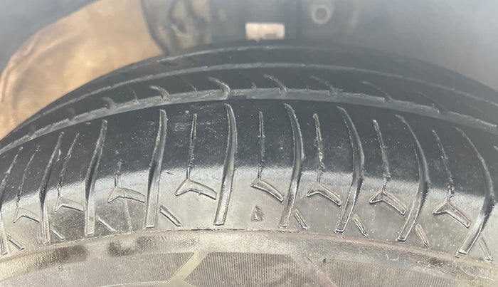 2019 Volkswagen Ameo TRENDLINE 1.5L, Diesel, Manual, 1,00,303 km, Right Front Tyre Tread