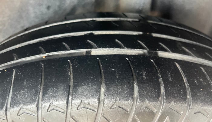 2019 Volkswagen Ameo TRENDLINE 1.5L, Diesel, Manual, 1,00,303 km, Left Rear Tyre Tread