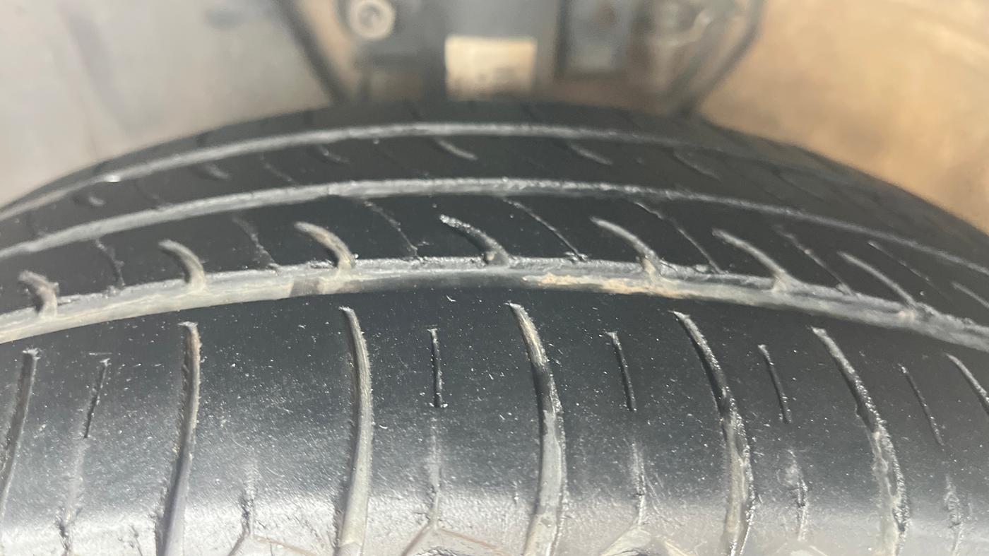 2019 Volkswagen Ameo TRENDLINE 1.5L, Diesel, Manual, 1,00,303 km, Left Front Tyre Tread