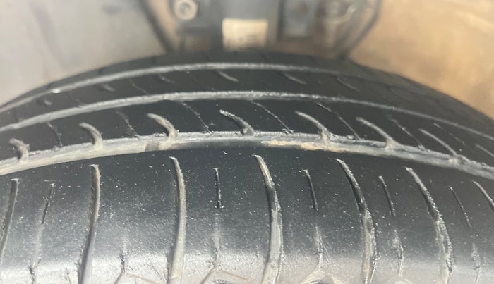 2019 Volkswagen Ameo TRENDLINE 1.5L, Diesel, Manual, 1,00,303 km, Left Front Tyre Tread