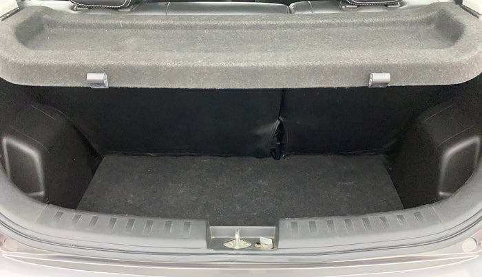 2017 Maruti Swift LXI (O), Petrol, Manual, 32,059 km, Boot Inside