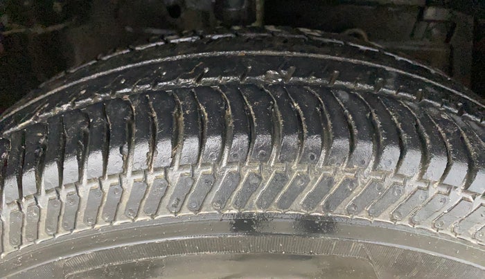 2017 Maruti Swift LXI (O), Petrol, Manual, 32,059 km, Right Front Tyre Tread