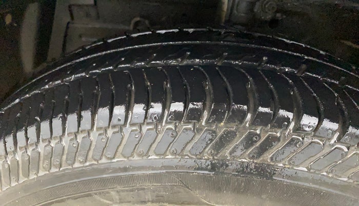2017 Maruti Swift LXI (O), Petrol, Manual, 32,059 km, Left Front Tyre Tread