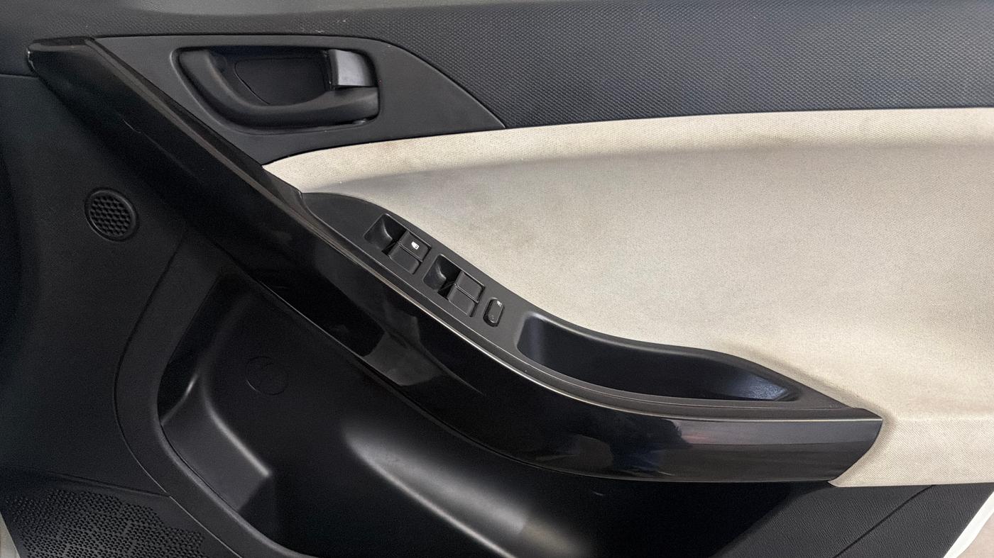 2025 Tata Curvv Creative S 1.2 Petrol 7DCA, Petrol, Automatic, 24,397 km, Driver Side Door Panels Control