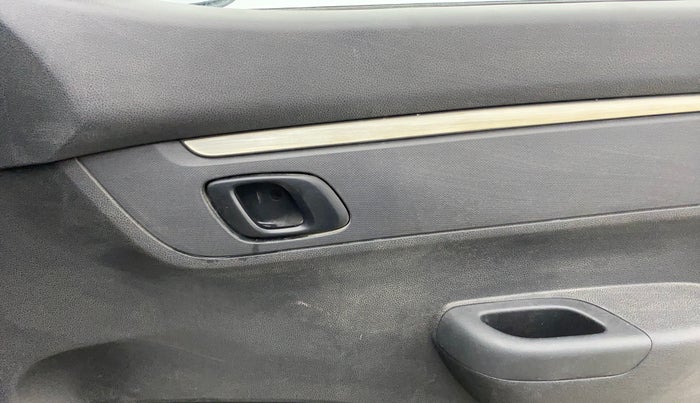 2016 Renault Kwid RXT 0.8, Petrol, Manual, 71,643 km, Driver Side Door Panels Control