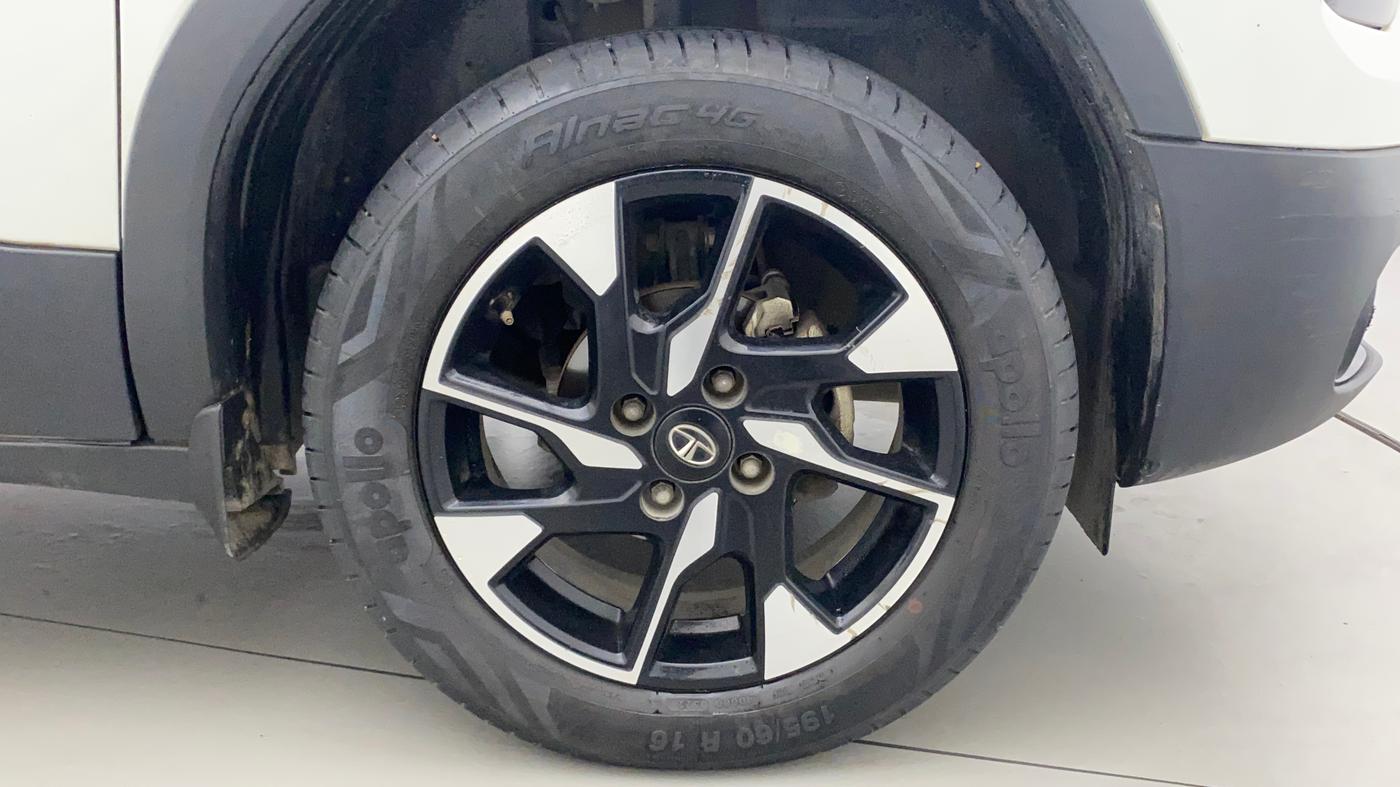2022 Tata PUNCH CREATIVE AMT 1.2 RTN DUAL TONE, Petrol, Automatic, 18,456 km, Right Front Wheel