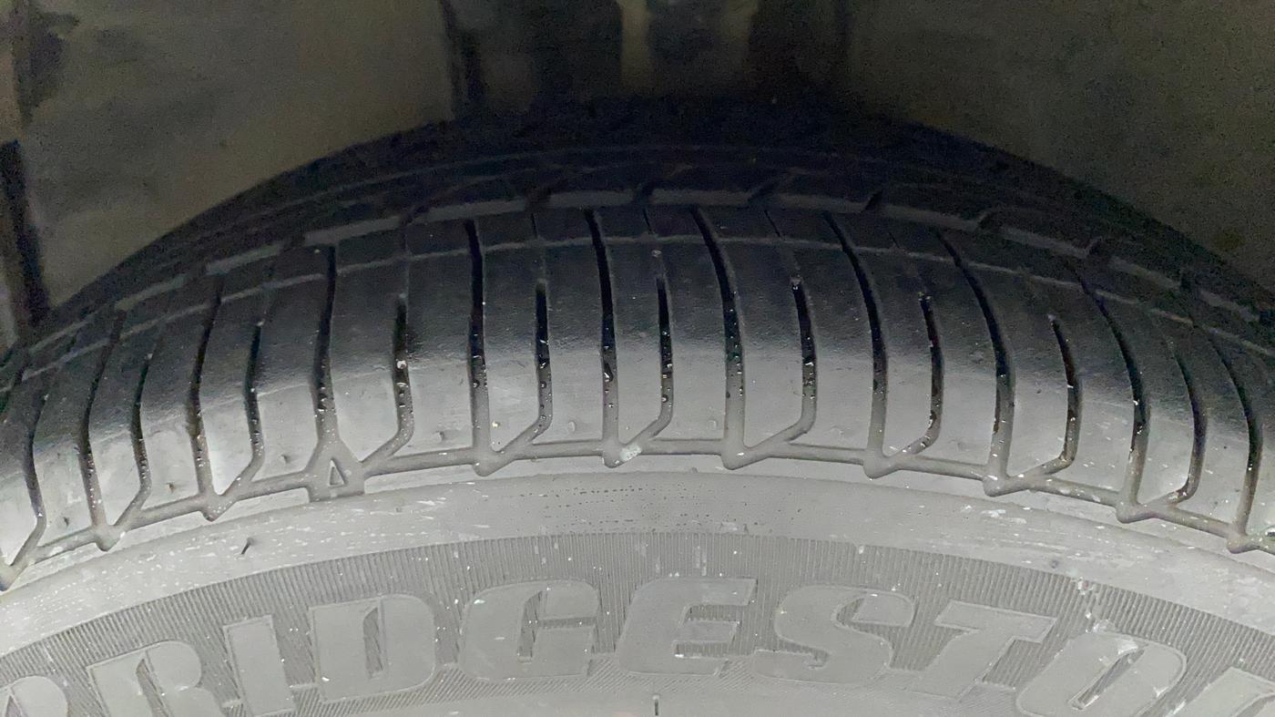 2011 Toyota Corolla Altis G PETROL, Petrol, Manual, 70,565 km, Left Front Tyre Tread