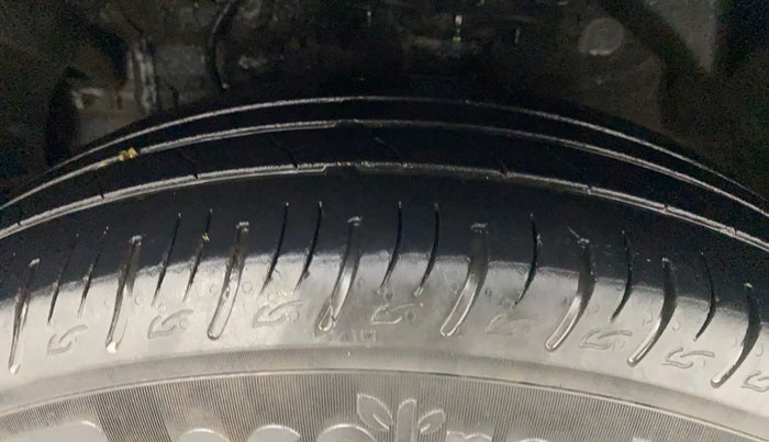 2022 Mahindra XUV300 1.2 W8 OPT, Petrol, Manual, 37,876 km, Left Front Tyre Tread