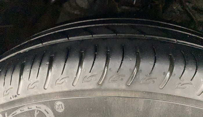 2022 Mahindra XUV300 1.2 W8 OPT, Petrol, Manual, 37,876 km, Right Front Tyre Tread