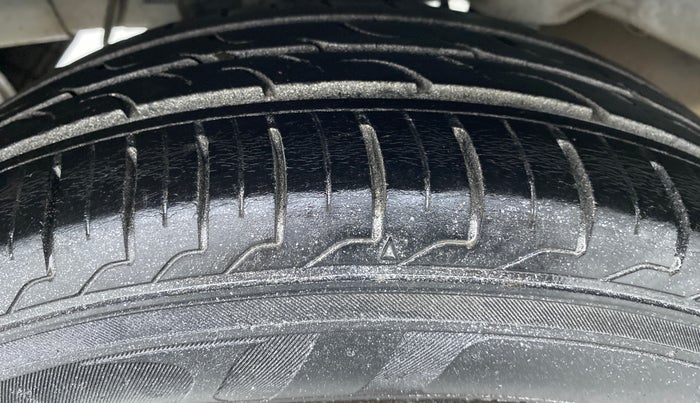 2014 Hyundai Eon ERA PLUS, Petrol, Manual, 73,587 km, Right Rear Tyre Tread