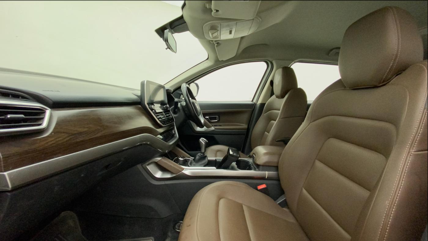 2019 Tata Harrier XZ 2.0L, Diesel, Manual, 44,063 km, Right Side Front Door Cabin