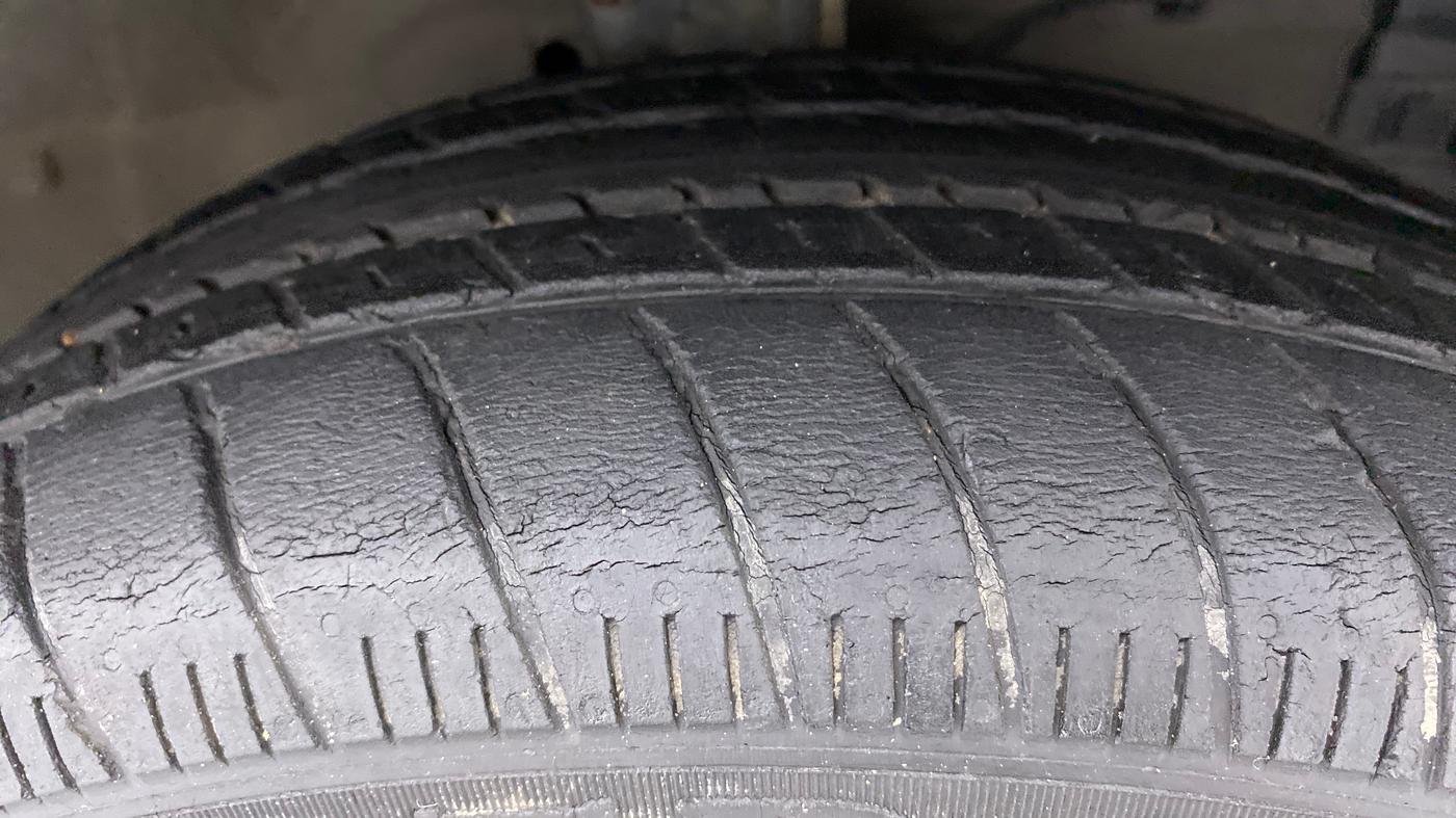 2016 Maruti Swift ZXI D, Petrol, Manual, 51,933 km, Right Front Tyre Tread