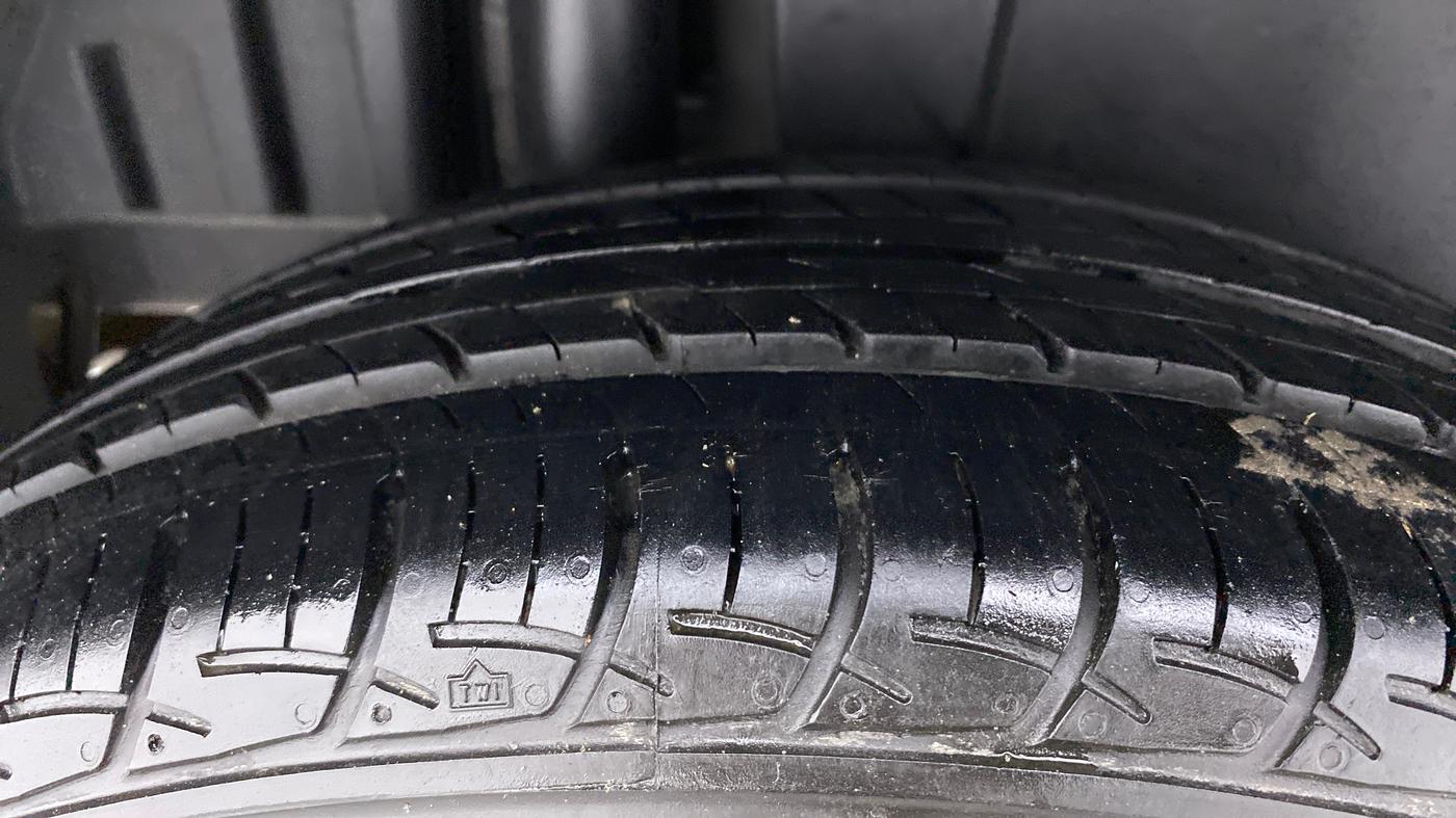 2016 Maruti Swift ZXI D, Petrol, Manual, 51,933 km, Right Rear Tyre Tread
