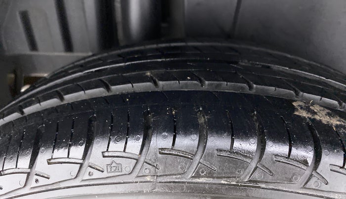 2016 Maruti Swift ZXI D, Petrol, Manual, 51,933 km, Right Rear Tyre Tread